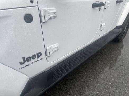 Used 2025 Jeep Gladiator Sport AWD/4WD image 15