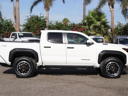 Used 2024 Toyota Tacoma TRD Off-Road w/ TRD Off Road Premium Package AWD/4WD image 10