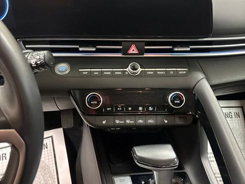 Used 2025 Hyundai Elantra SEL FWD image 12