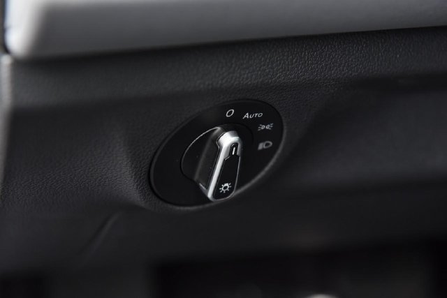 Used 2025 Volkswagen Jetta SE w/ Sunroof Package FWD image 11