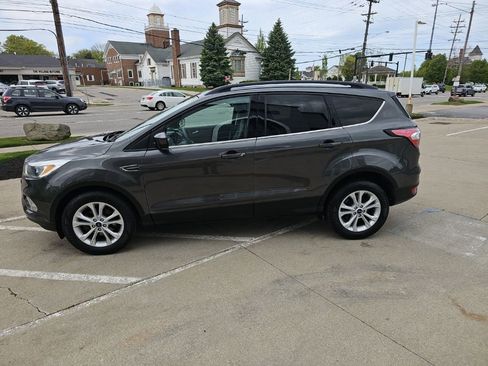 Used 2018 Ford Escape SE w/ SE Sync 3 Package FWD image 9