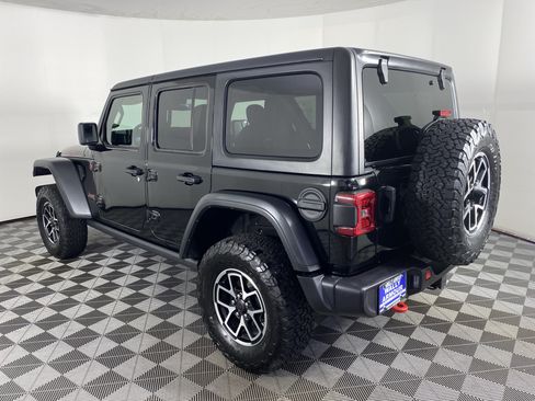 Used 2025 Jeep Wrangler Unlimited Rubicon w/ Convenience Group AWD/4WD image 9