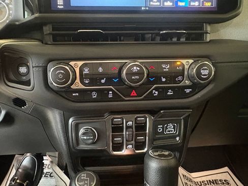 Used 2024 Jeep Wrangler Unlimited Sahara w/ Safety Group AWD/4WD image 27