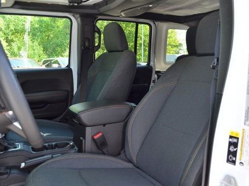 Used 2025 Jeep Wrangler Unlimited Sahara AWD/4WD image 18