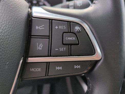 Used 2021 Toyota Highlander XLE FWD image 25