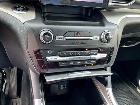 Used 2020 Ford Explorer XLT w/ Equipment Group 202A AWD/4WD image 14