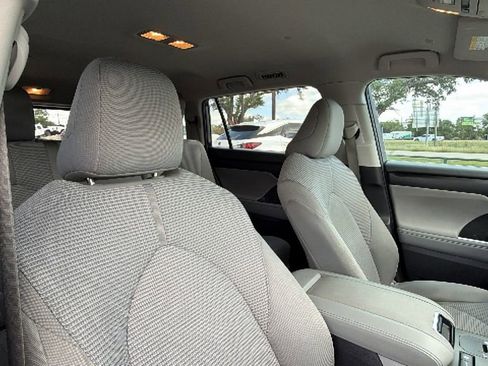 Used 2022 Toyota Highlander LE FWD image 40