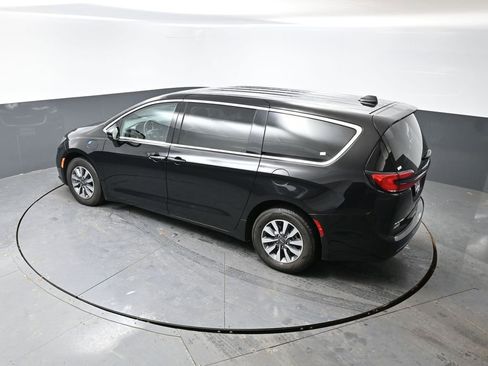 Used 2024 Chrysler Pacifica Select image 47