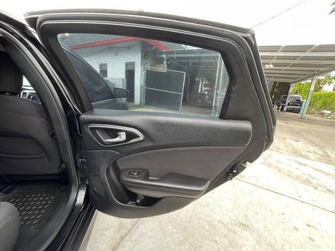 Used 2015 Chrysler 200 Limited w/ Convenience Group FWD image 11