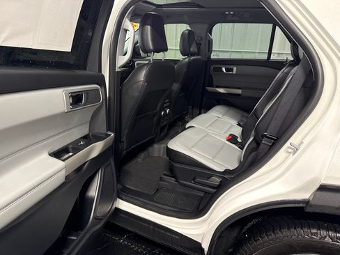 Used 2021 Ford Explorer XLT w/ Equipment Group 202A AWD/4WD image 17