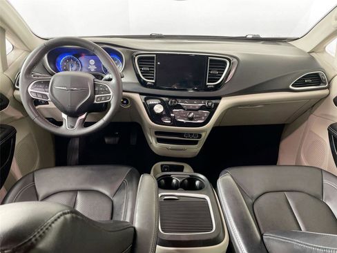 Used 2024 Chrysler Pacifica Touring-L FWD image 30
