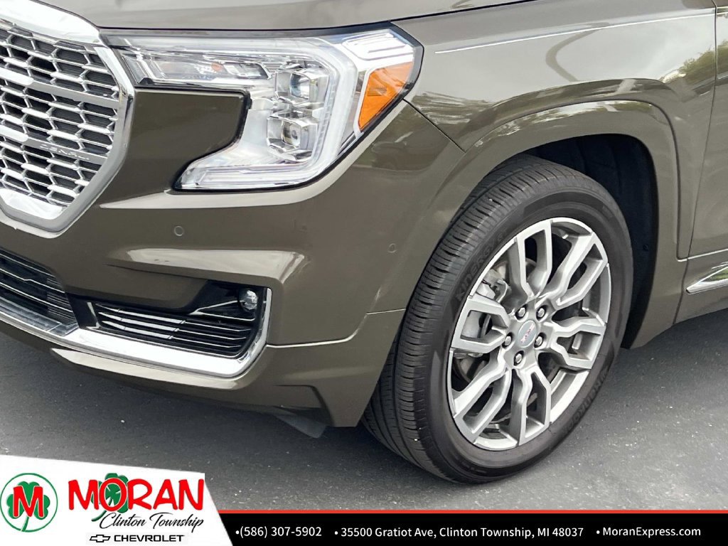 Used 2023 GMC Terrain Denali w/ Denali Premium Package AWD/4WD image 10