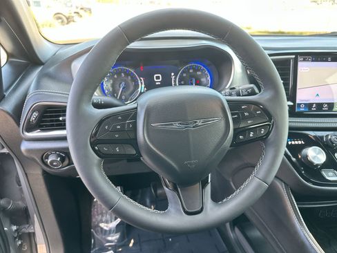 Used 2025 Chrysler Pacifica Limited image 14