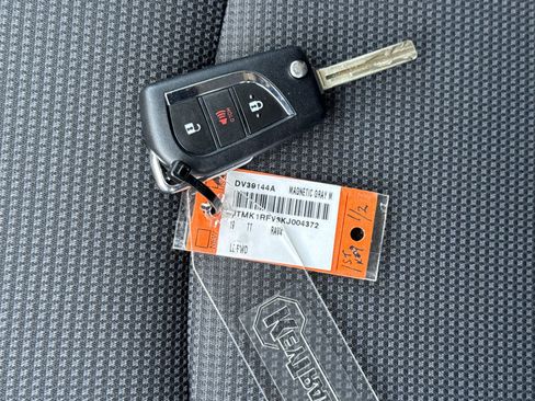 Used 2019 Toyota RAV4 LE FWD image 32