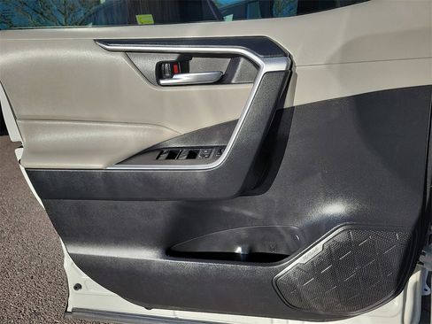 Used 2021 Toyota RAV4 XLE w/ Convenience Package image 18