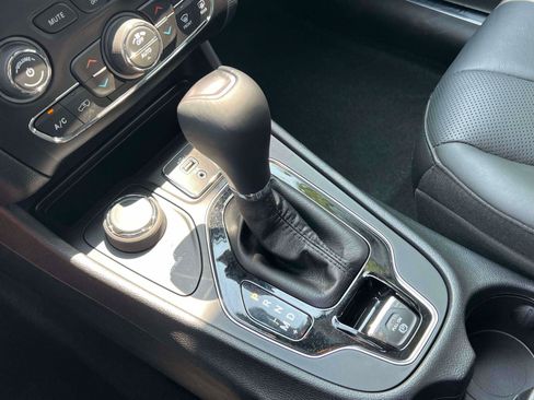Used 2019 Jeep Cherokee Limited AWD/4WD image 12