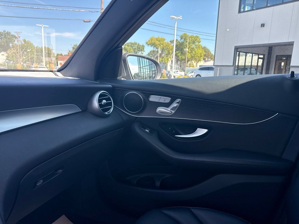 Used 2021 Mercedes-Benz GLC 300 4MATIC image 11