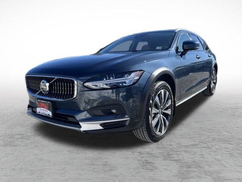 Used 2025 Volvo V90 B6 Cross Country Plus image 34