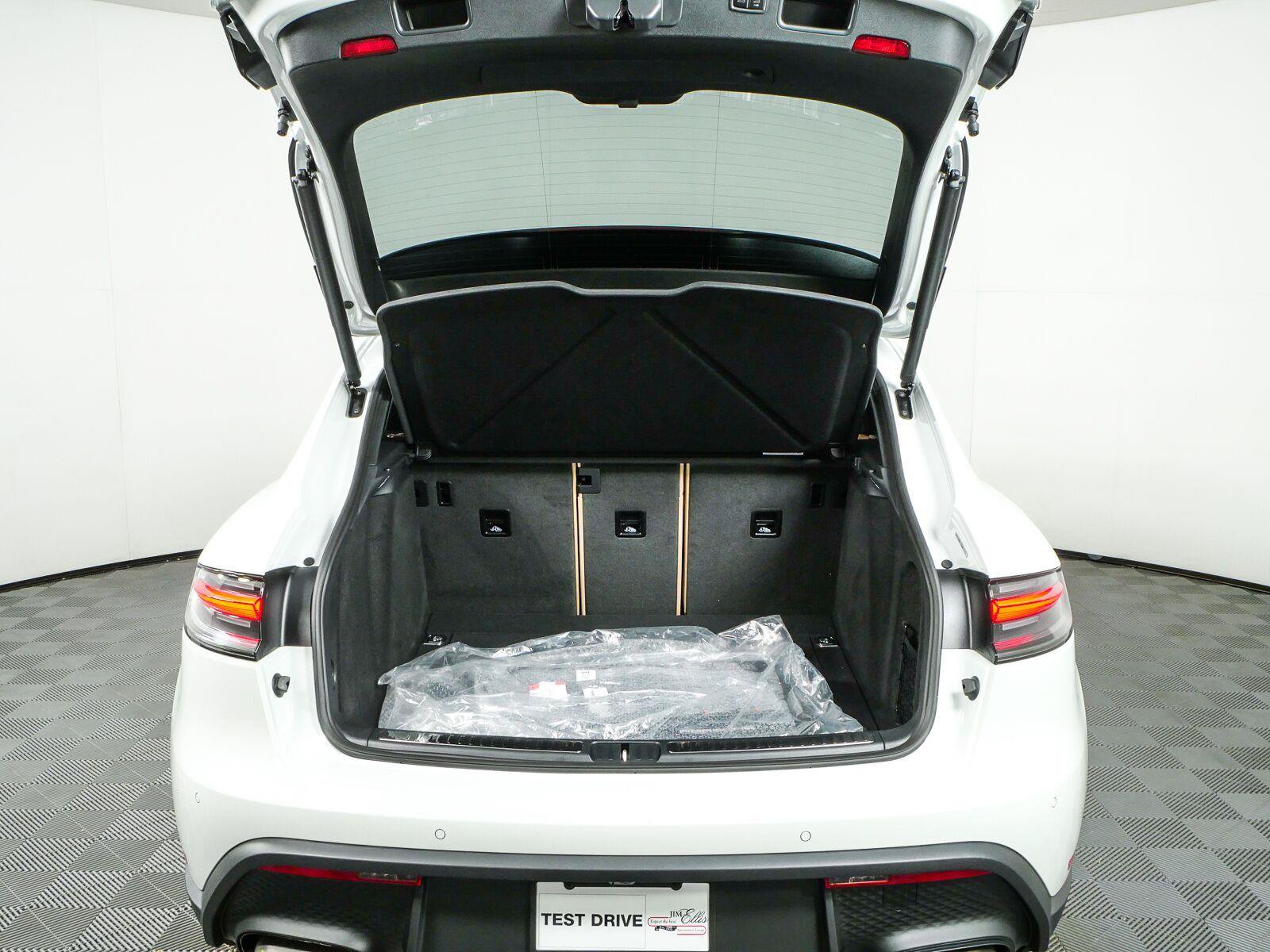 New 2026 Porsche Macan Turbo AWD/4WD image 33