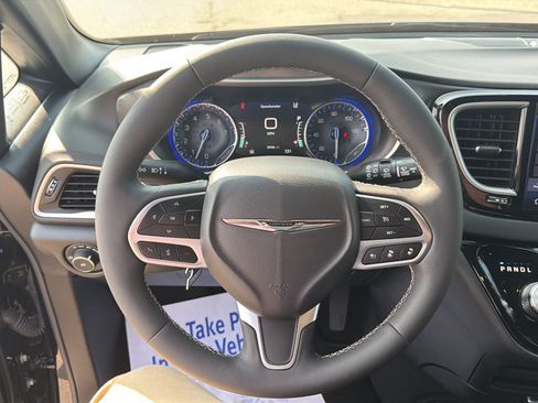 Used 2025 Chrysler Pacifica Select FWD image 9