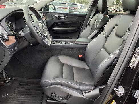 Used 2019 Volvo XC60 T5 Momentum w/ Multimedia Package image 5
