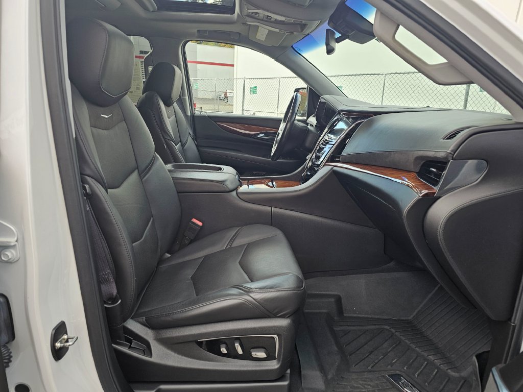 Used 2016 Cadillac Escalade ESV Luxury AWD/4WD image 10