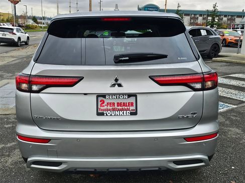 Used 2023 Mitsubishi Outlander SE image 6