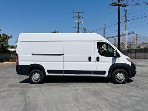 Used 2025 RAM ProMaster 2500 w/ Convenience Group FWD image 3