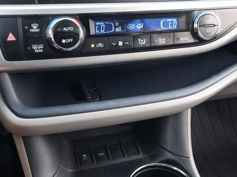 Used 2018 Toyota Highlander XLE FWD image 26
