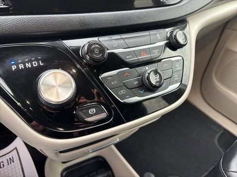 Used 2020 Chrysler Voyager Lxi image 24