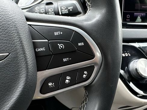 Used 2023 Chrysler Pacifica Touring-L FWD image 29