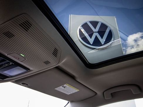 Used 2024 Volkswagen Atlas SEL Premium R-Line image 2