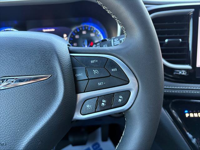 Certified 2025 Chrysler Pacifica Select AWD/4WD image 20