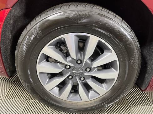 Used 2023 Chrysler Pacifica Touring-L FWD image 15