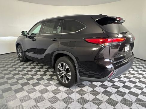 Used 2021 Toyota Highlander XLE AWD/4WD image 42