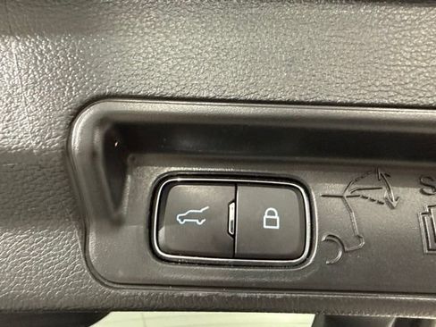 Used 2022 Ford Explorer XLT w/ Equipment Group 202A AWD/4WD image 13