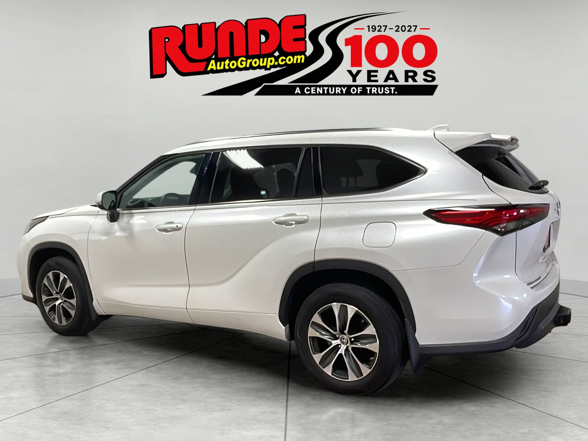 Used 2021 Toyota Highlander XLE AWD/4WD image 3