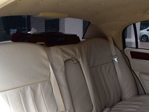 Used 2007 Lincoln Town Car Executive RWD image 18