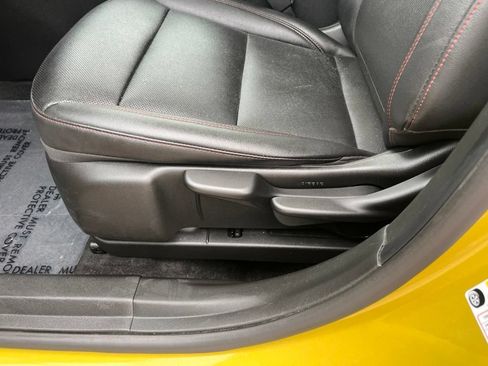 Used 2024 Chevrolet Trax RS w/ Sunroof Package FWD image 17