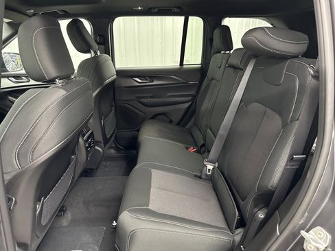 Used 2025 Jeep Grand Cherokee Laredo X image 10