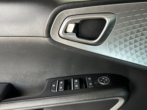 Used 2025 Kia Soul LX w/ LX Technology Package FWD image 12
