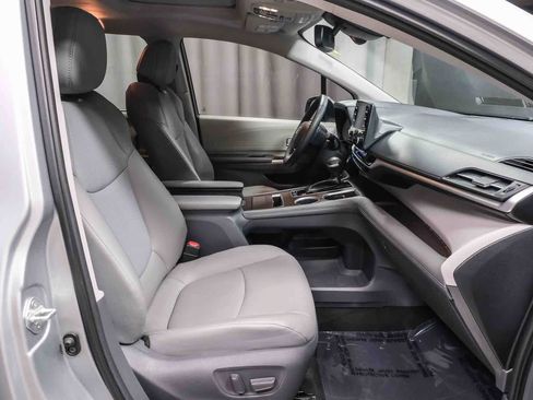 Used 2021 Toyota Sienna XLE FWD image 20