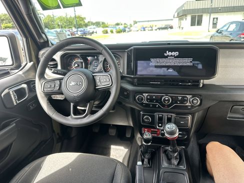 Used 2025 Jeep Wrangler Sport AWD/4WD image 15