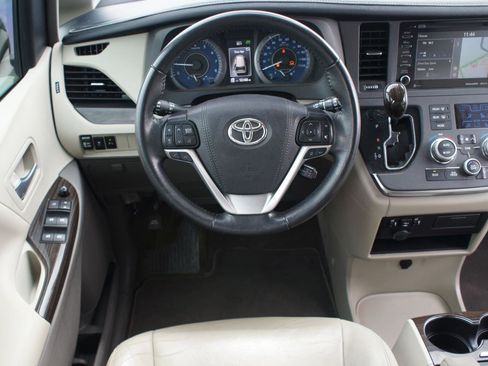 Used 2019 Toyota Sienna XLE w/ XLE Navigation Package FWD image 5