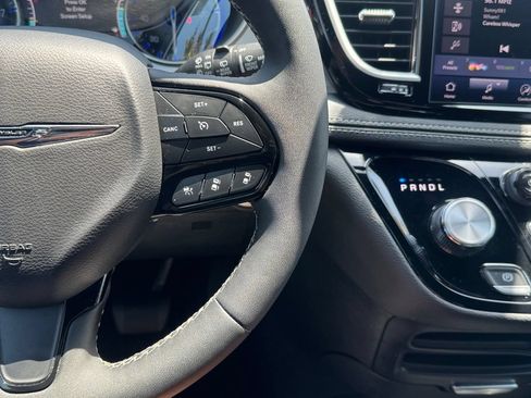 Used 2024 Chrysler Pacifica Touring FWD image 12