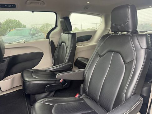 Used 2023 Chrysler Pacifica Touring-L FWD image 8