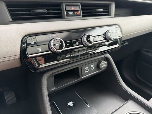 Certified 2023 Honda Pilot Touring image 36