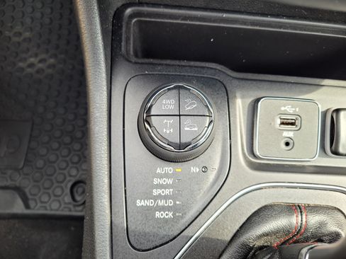 Used 2019 Jeep Cherokee Trailhawk w/ Cold Weather Group AWD/4WD image 24