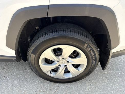 Used 2021 Toyota RAV4 LE AWD/4WD image 22