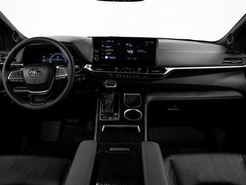 Used 2025 Toyota Sienna XLE Woodland Edition image 23